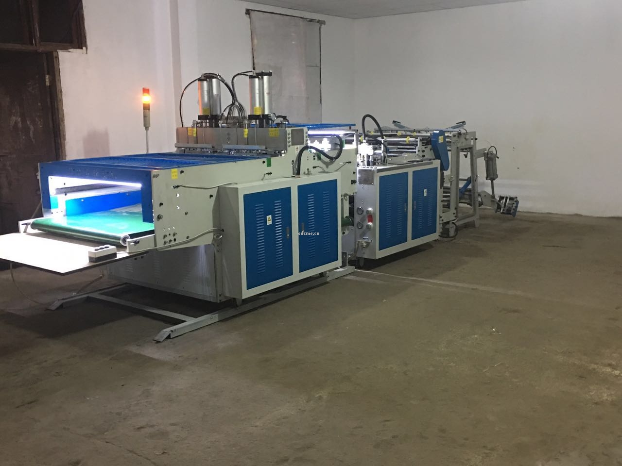 超高速制袋機(jī) 超市購物袋制袋機(jī)一、特點：本機(jī)以HDPE、LDPE筒膜為原料，是制作超市袋、背心袋、馬甲袋、市場袋的理想設(shè)備，本機(jī)具有節(jié)省人工、降低成本、一次成型、故障率低、產(chǎn)量高等特點，良好性能的色標(biāo)跟蹤儀，使封切長度更準(zhǔn)確，誤差更小。采用先進(jìn)的電腦，長度調(diào)整方便，精確。